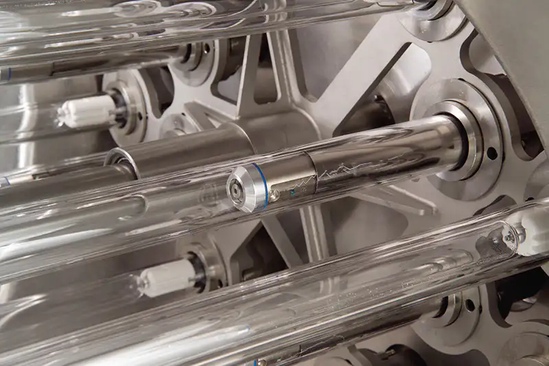 UV-system för vattenrening med rör och UV-lampor för desinfektion